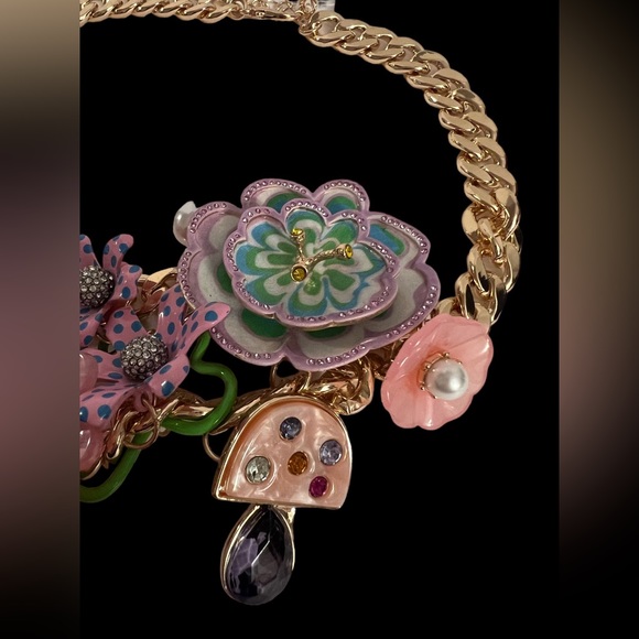 New BETSEY JOHNSON ENCHANTED DRAMA STATEMENT NECKLACE PASTEL MULTI - Picture 15 of 16